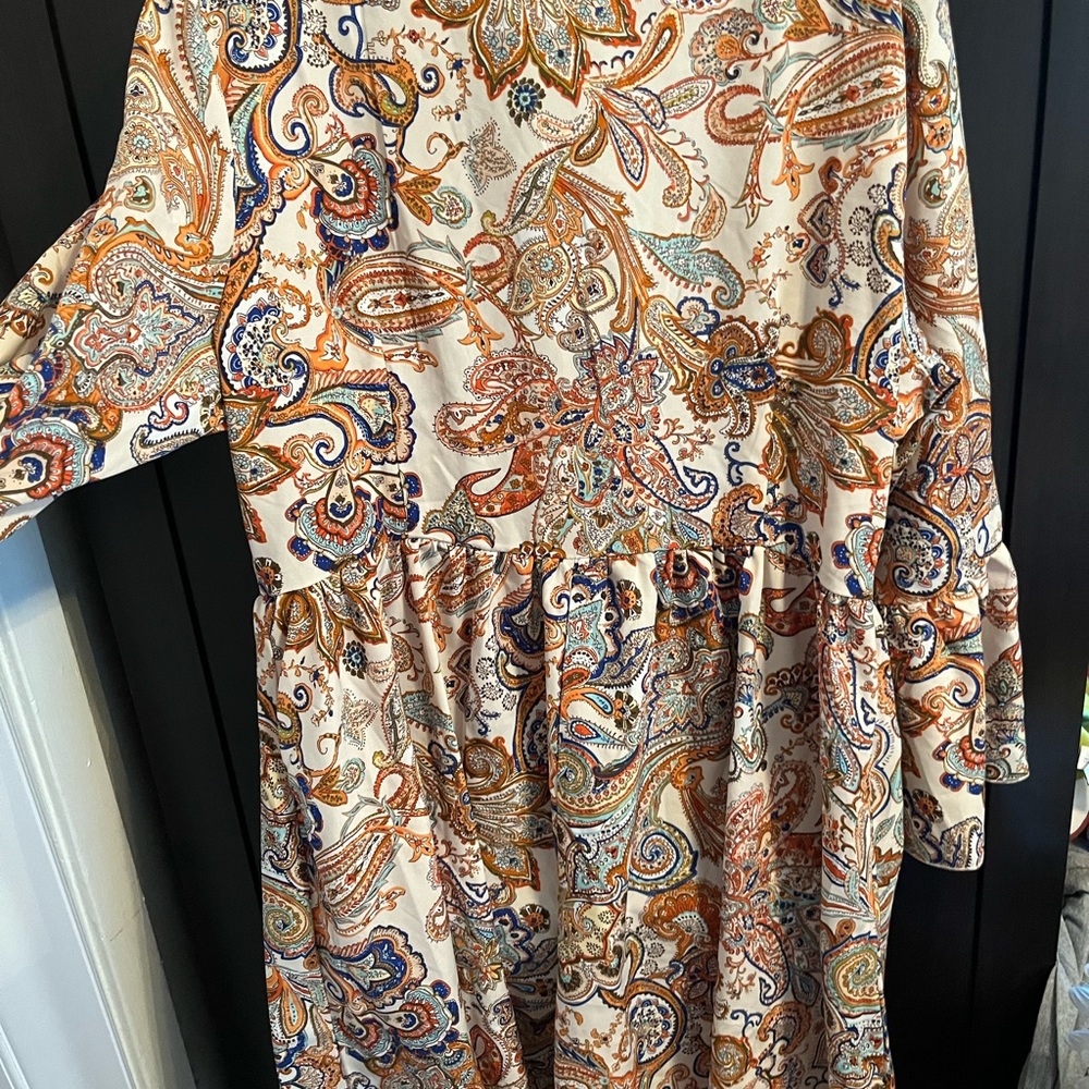 V-neck dress - Picture 2 of 3